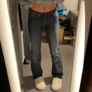 Lee jeans - Såå fina Lee jeans😍köpta från sellpy med lappar och allt på, och knappt använda av mig, så de är i perfeeekt skick🔥jag är 170! Kontakta mig vid frågor eller intresse💋