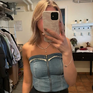 Jeanstopp - Topp i jeansmaterial & dragkedja i mitten 💫 ganska gammal men nästan aldrig använd pga inte riktigt min stil💖 den har även gummirand längst upp (sista bilden) som håller uppe toppen superbra 💘 skriv för mer info :)