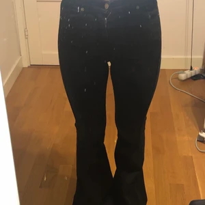 Bootcut jeans svarta  - Använt några gånger förut men inte min stil längre, finns inga fel med byxorna eller färg.