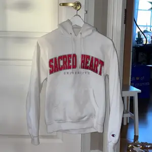 Skit skön & snygg ”Sacred Heart University” vintage hoodie. Sparsamt använd. Köp nu pris: 500kr. Köparen står för frakt. // Simon🤝