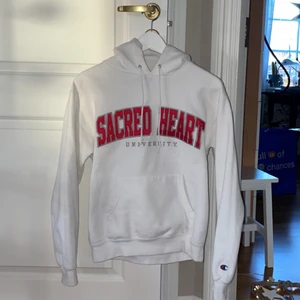 Vintage Hoodie - Skit skön & snygg ”Sacred Heart University” vintage hoodie. Sparsamt använd. Köp nu pris: 500kr. Köparen står för frakt. // Simon🤝