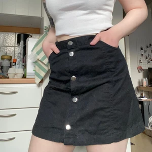 Kjol med knappar  - En svart kjol med knappar från Monki. Storlek 38. Frakt 66 kr 🌿 Finns i Västerås! 