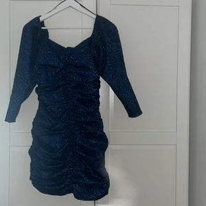 Jättefin klänning ifrån gina tricot - Endast använd en gång så i jättefint skick, perfekt till nyår