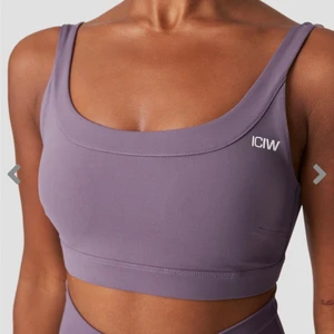 I Can I Will sport bh - Säljer en medium support sport bh från I Can I Will som aldrig är använd. Den är i storlek XL men skulle säga att den är liten i storlek. Väldigt skönt å stretchigt material. Den har även kupor som man kan plocka ut vid behov. Kan skicka fler bilder om det önskas och priset går alltid att diskutera. Frakt står även köparen för om inte annat är överenskommet  