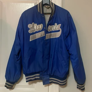 Varsity Jacka - As snygg varsity jacka i storlek L! Superfint skick & fodrad inuti för extra värme💘