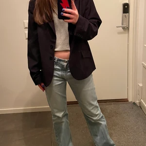 Svart blazer - En superfin svart vintage-blazer som verkligen är trendig just nu. Blazern är i strl 46, den sitter oversized på dig som brukar ha ca xs-m!⚡️🤍