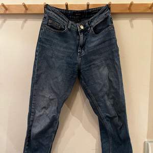 Köpte dessa på Urban Outfitters. W25 L29. Klippt av dem själv. ”Girlfriend jeans”