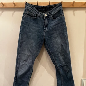 Blå jeans från BDG W25 L29 - Köpte dessa på Urban Outfitters. W25 L29. Klippt av dem själv. ”Girlfriend jeans”