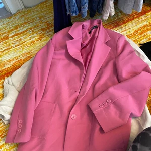 Rosa oversized kavaj  - Rosa stor kavaj i storlek 34, men sitter som en 40/42. Jag har storlek 38/40 och den är lite stor på mig. Frakt 66kr 