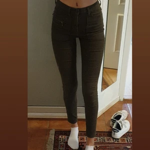 Mörkgröna jeans - Storlek 36 (jag är 179cm 55kg) Använda endast ett fåtal gånger. Legat orörda i garderoben i 2 år. Köparen står för frakten.