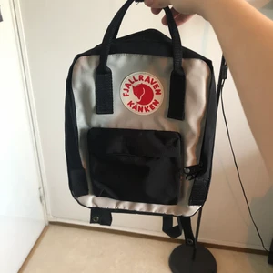 Äkta Fjällräven Kånken mini Ryggsäck - Säljer nu min knappt använda kånken ryggsäck då den inte kommer till användning! Köpte den för några månader sen och har använt den max 3-4 gånger! Säljer den för 450kr! 🧡✨ Pris kan diskuteras vid snabb affär! Kolla gärna också mina andra annonser!