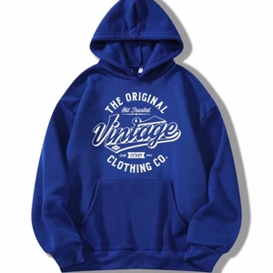 Vintage hoodie storlek XS-S - Säljer denna blå snygga vintage hoodie då jag tyckte den va liten för min smak. Den är i ny skick och bara prövat den. De är storlek M men skulle mer säga XS-S. Frakten är 48kr!!❗️❗️OM NI VILL BUDA, BUDA I PÅ INLÄGGET❗️❗️budgivningen avslutas torsdag den 23/9 kl 22:00