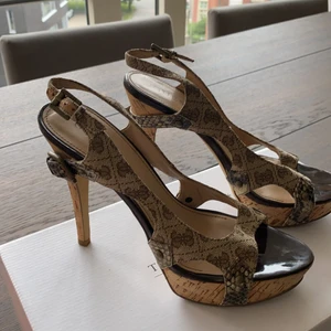 Guess skor  - Guess skor köpte i New York använda 2/3 gånger 🤎🤎🤎🤎🤎🤎