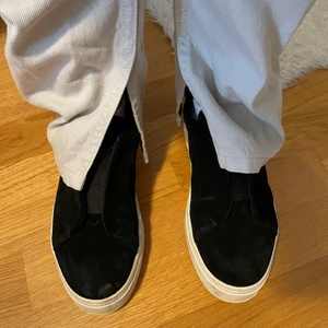 Jeans NAKD - Säljer mina absolut favorit jeans från NAKD. Sitter så j**la fint bak och du kan matcha dem till allt!! Men jag har tyvärr två likadana och hinner inte använda båda.(Dessa är oanvända)  Nypris 399 Superfint skick, Mitt pris  200  + frakt 🚚 📦 🤎❣️❣️