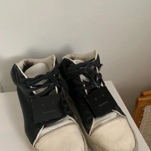 Acne sneakers strl 40 - INTRESSEKOLL på mina älskade acne sneakers! Såå galet snygga i en ”mid” modell! Strl 40🌟🌟