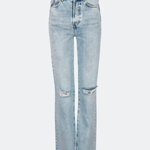 Bikbok Jeans - Säljer mina bikbok jeans som är använda en gång. Säljer för att jag inte använder de tillräckligt mycket. Storlek Xs och passar 165-170cm. 300 + 63 kr frakt.