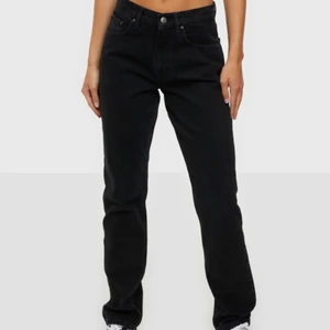 svarta mid rise jeans  - säljer mina svarta mid rise straight jeans för att jag precis skaffade nya o dem kommer inte till användning! 