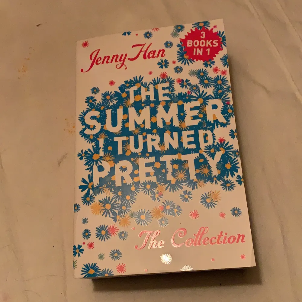 Säljer alla 3 böckerna i ”The summer I turned pretty” av Jenny Han på engelska, fast det är en hel bok. Har endast läst den första så den är i nyskick. 80 kr, köparen står för frakt och om det är fler intresserade blir det budgivning. 💕🥰. Övrigt.