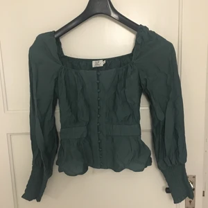 Topp från nakd - Fin grön topp/blus från ajf x nakd, storlek 38 men passar mig som har storlek 36/S, använd en gång💕