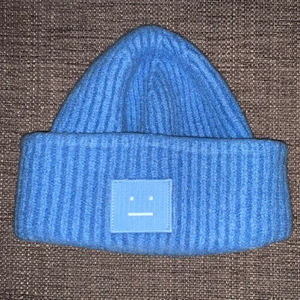 Acne mössa  - Ljus blå acne mössa ganska liten skulle säga xs men den går på mig som har s-m. Kom privat om bud eller mer bilder 