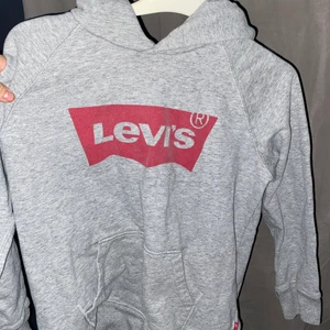 Levi’s hoddie, grå och röd! - En levi’s hoddie som jag tyvärr växt ur! I fint skick inga fläckar!❤️