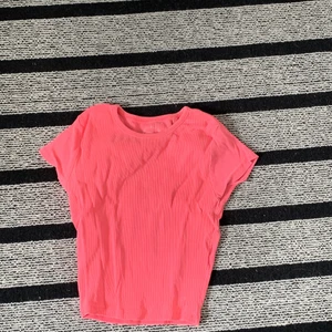 Knallrosa topp - Knallrosa topp i storlek small💞💞