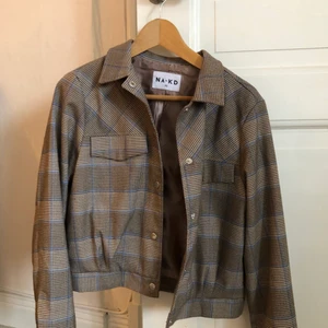 Jacka från NA-KD - Rutig jacka från NA-KD, köpare står för frakt, endast swish :) 