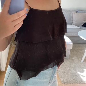 Brun topp - Skitsnygg brun topp med volanger😍😍 Kolla gärna in mina andra annonser eller skriv för frågor! 💓