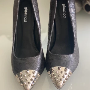 Högklackat med nitar! Gina Tricot  - Högklackade skor med nitar från Gina Tricot i storlek 37. klacken är 7cm! Sparsamt använda inomhus endast.