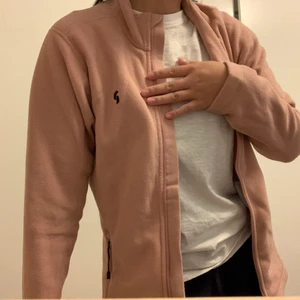 Peak performance kofta - Jättemysig peak performance fleece kofta som jag aldrig använt. Köpte den förra vintern men kom aldrig till användning (prislapp kvar)💗  perfekt inför skidsäsongen!! Kan sänka till 350kr vid snabb affär och upphämtning‼️