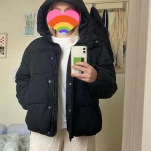 jacka - svart jacka från lager157, köpt vintern förra året. använd ca 4 ggr så i väldigt bra skick! kan gå ner i pris vid snabb affär 💕 