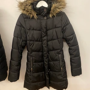 Varm vinterjacka  - Säljer nu demhära jackan flr att den inte kommer till andvöndning. Andvönd 5-4 gånger. Som ny 💞❤️ startpris 600 säljer den nu för 450 pris kan diskuteras❤️💞