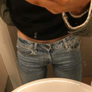 Ljusblåa jeans som är ganska lågmidjade. Sitter jättefint och är bra längd för mig som är 166 men skulle även passa om man är lite längre. Slitningar längst ner.🤍