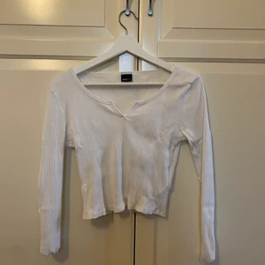 Tröja - Croppad tröja från gina tricot. Köparen står för frakt.