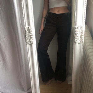 Vida Manchester  - Bruna utsvängda ”Manchester-inspirerade” byxor. Köpta second hand. Lite för långa för mig som är 160 cm annars skulle de användas varje dag!!