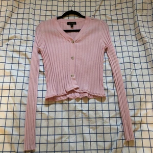 Tröja - Rosa ribbad kofta/tröja står storlek M, men skulle säga  S/M. Köparen står för frakt.