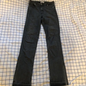 Jeans - Gråa jeans ifrån Zara, använda fåtal gånger. Storlek 40. Slits på sidorna. Köparen står för frakt. Kan eventuellt mötas i Stockholm.