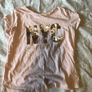 Rosa T-shirt Med Paljett Text - Rosa tröja med paljett text, bra skick.