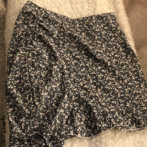 Blommig kjol - Är knappt använd så den är i bra skick 