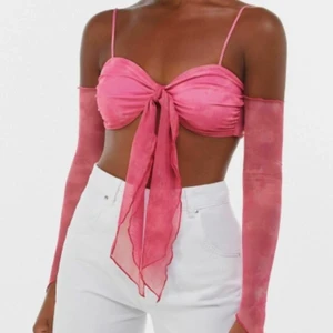 Topp från bershka  - En super snygg topp från bershka. Aldrig använd💗