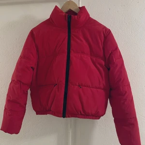 Röd pufferjacket  - Ändats använd några få gånger. Snygg kortare puffer modell på jackan, snygg färg, men passar inte min stil. Bekväm och varm. Storlek M (jag är vanligtvis xs/s i jackor men tog M för en mer oversized look). 💕💕