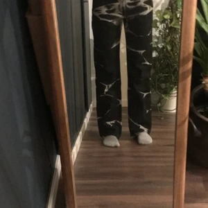 Jeans, svarta med vit gråa detaljer  - Coola jeans från weekday, använda 2 gånger. Väldigt sköna och mellan hög midja. Köparen står för frakt! 