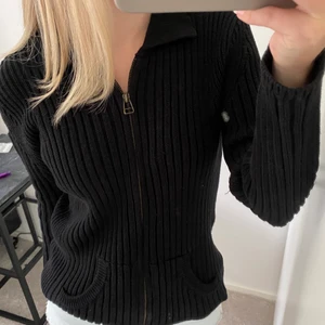 stickad kofta - säljer denna superfina stickade koftan med dragkedja från märket Chevignon. nypris ligger på ca 1000kr. jättefint skick. står storlek 16 men uppfattar den som S. frakt tillkommer🤎 