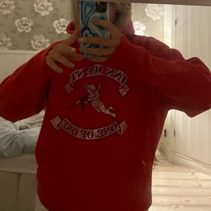 ONE OF ONE HOODIE❤️ - Säljer min limited One Of One hoodie i storlek M❤️hoodien är TTS och sitter alltså lite oversized på mig som vanligtvis bär S❤️köp direkt för 1000!❤️‍🔥(skriv privat för fler bilder/frågor)