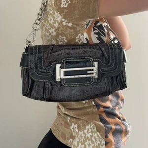 Liten guess väska - Sjukt snygg liten svart guess väska😍😍😍