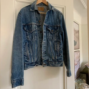 Vintage Levis jeansjacka - Äldre jeansjacka från Levis, riktigt vintageskick, köpt här på plick men bestämde mig för att låta någon annan som kommer att använda den mer få chansen<3