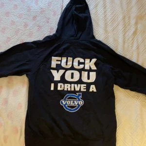 F*ck you I drive a volvo hoodie - Säljer min ”f*uck you i drive a volvo” hoodie som inköptes på Elmias bilmässa 2017/18? Orginal pris ca 400kr. Jättefint chick. Stor storlek men står M på lappen. Möts helst i Malmö/ runt om eller skickas men då står köparen för frakten! !!OBS texten är på ryggen och volvo emblemet på framsidan!!