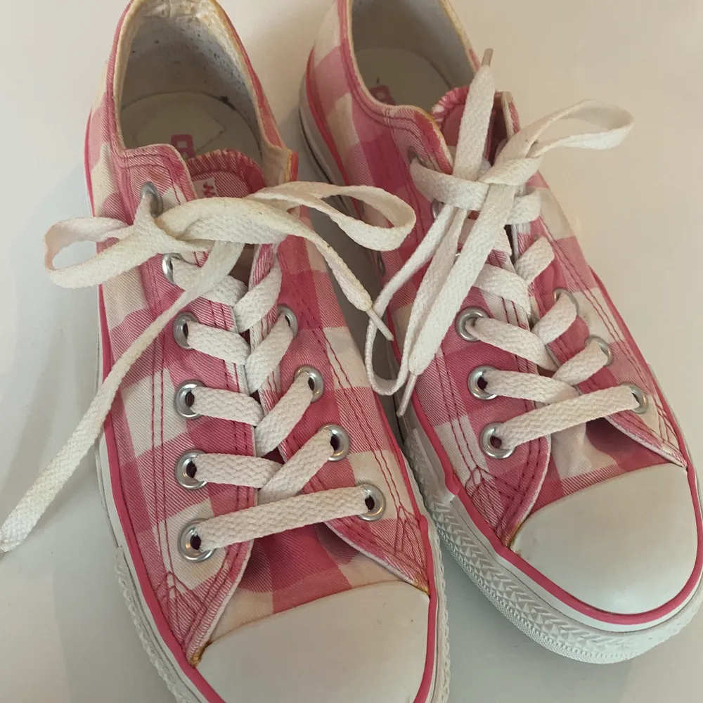 Säljer dessa rosa vintage Converse i storlek 38! Lite missfärgningar här och var (se bild 2 och 3) Bud från 100(exkl frakt)💗. Skor.
