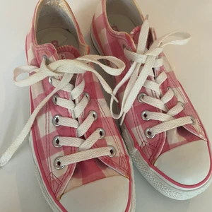 Vintage converse - Säljer dessa rosa vintage Converse i storlek 38! Lite missfärgningar här och var (se bild 2 och 3) Bud från 100(exkl frakt)💗