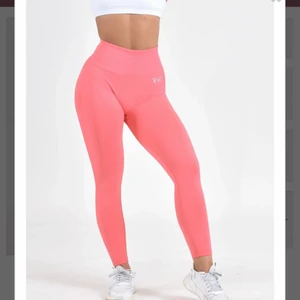 Träningstights  - Säljer mina träningstights från rapid wear, aldrig använda så i nytt skick. (Nypris 700) storlek L men skulle säga att de är med som en M